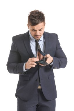 Beyaz arka planda boş çantası olan üzgün bir işadamı.