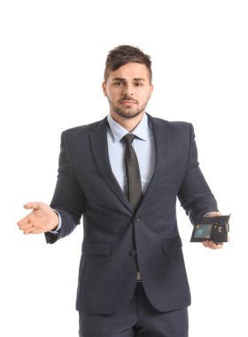 Beyaz arka planda boş çantası olan üzgün bir işadamı.