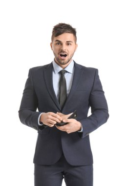 Beyaz arka planda çantası olan bir iş adamı.