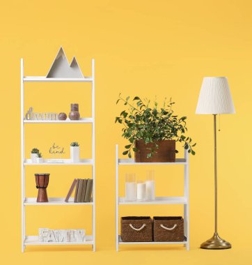 Renk arkaplanında dekor ve lamba olan birimler rafa kaldırılıyor