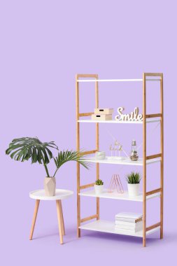 Renk arkaplanında dekor olan raf ünitesi