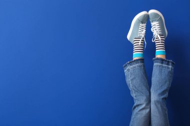 Renkli arka planda genç bir kadının bacakları