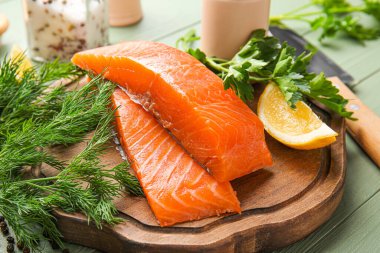 Çiğ somon fileto, sebzeli ve limonlu.