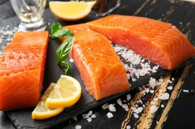 Çiğ somon filetosu.