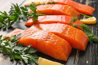 Çiğ somon fileto, sebzeli ve limonlu.