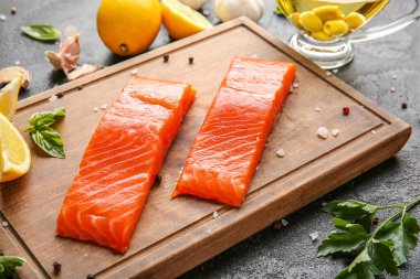 Masada baharatlar ile Çiğ somon fileto