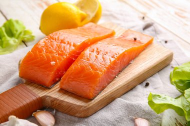 Çiğ somon filetosu.