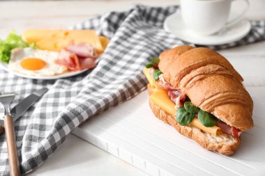 Lezzetli kruvasan sandviç tablo