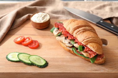 Lezzetli kruvasan sandviç ahşap tahta üzerinde