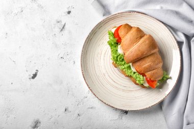 Lezzetli kruvasan sandviç tablo