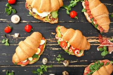 Lezzetli kruvasan sandviç tablo