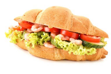 Beyaz arka planda lezzetli kruvasan sandviçi.