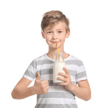 Beyaz arka planda sütü olan küçük çocuk.