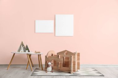 Çocuk odasının içindeki oyun evini dağıtın.