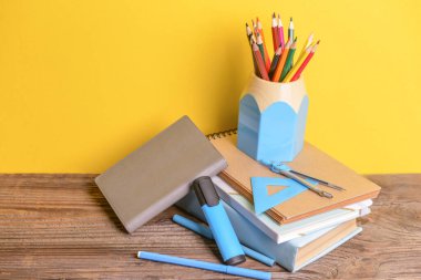 Masadaki okul malzemelerini renk arkaplanına göre ayarla