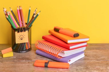 Masadaki okul malzemelerini renk arkaplanına göre ayarla