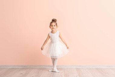 Renk duvarının yakınında küçük şirin balerin