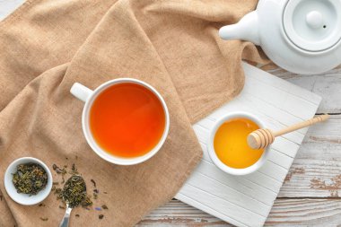 Tatlı bal, masada çay.
