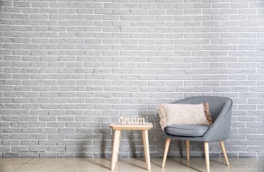 Rahat koltuk ve masa duvara yakın