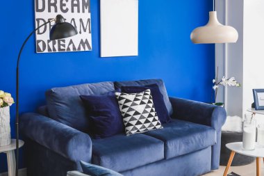 Mavi duvarlı modern oturma odasının içi.