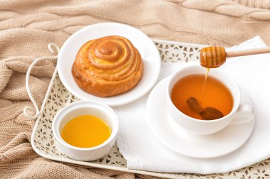 Tatlı ballı çörek ve tepside çay.