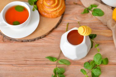 Lezzetli ballı çörek ve bir fincan çay.