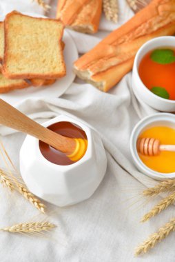 Lezzetli ballı ekmek ve çay.