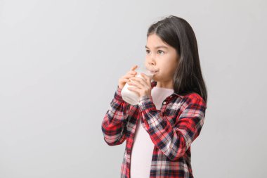 Hafif arka planda sütü olan tatlı Asyalı kız.