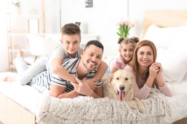 Evde köpekli mutlu bir aile.