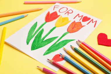 Renk arka planda anneler günü için tebrik kartı