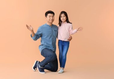 Mutlu Asyalı adam ve küçük kızı renkli arka planda