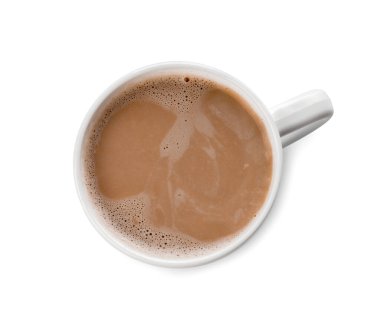 Beyaz arka planda bir fincan sıcak kakao.