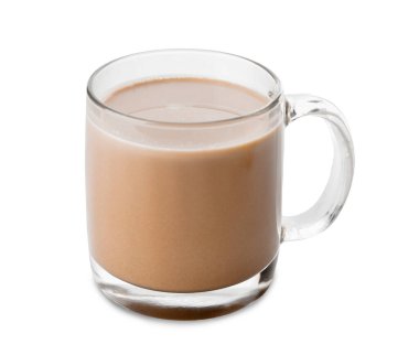 Beyaz arka planda bir fincan sıcak kakao.