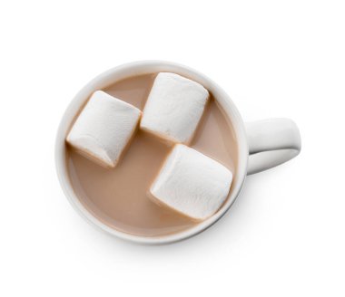 Beyaz arka planda lokum olan bir fincan sıcak kakao.