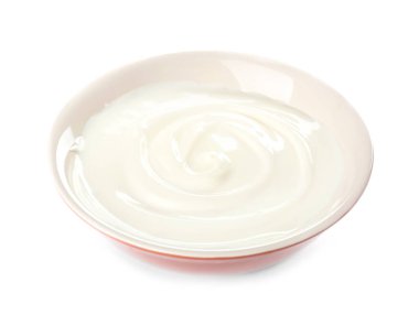 Beyaz arka planda lezzetli krem peynirli kase