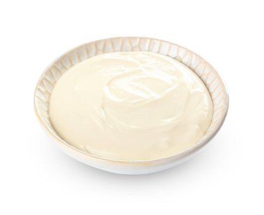 Beyaz arka planda lezzetli krem peynirli kase