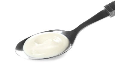 Beyaz arka planda lezzetli krem peynirli kaşık