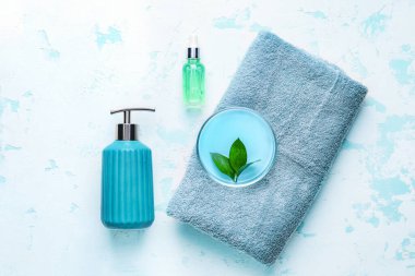 Açık arkaplanda şampuanlı ve kozmetik ürünlü kompozisyon