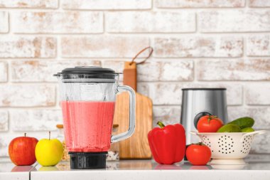 Mutfak masasında sağlıklı meyve suyu ile karıştırıcı.