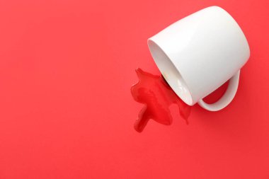 Arka planda ters çevrilmiş kahve fincanı