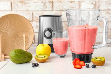 Sağlıklı meyve püresi için malzemelerle karıştırıcı