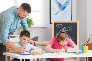 Çizim öğretmeni evde özel ders veriyor.