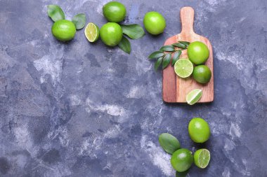 Grunge arka planında taze limonlu kompozisyon