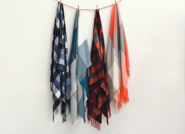 Beyaz arkaplanda farklı eşarpları olan ip