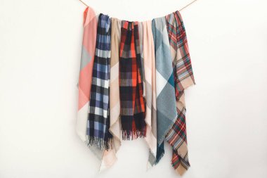 Beyaz arkaplanda farklı eşarpları olan ip