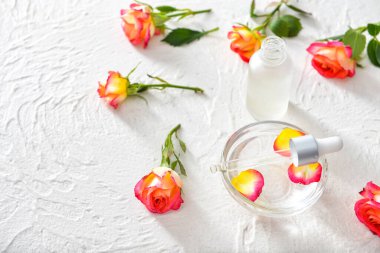 Beyaz arkaplanda gül yağı