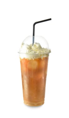 Beyaz arka planda bir fincan lezzetli buzlu kahve.