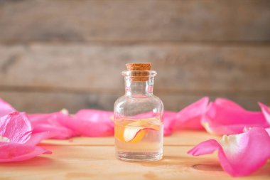 Masada bir şişe gül yağı var.