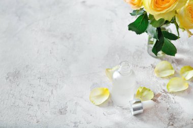 Beyaz arka planda bir şişe gül yağı