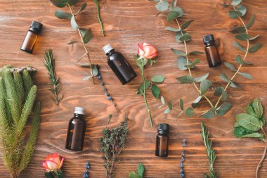 Masanın üzerinde farklı yağlar var.